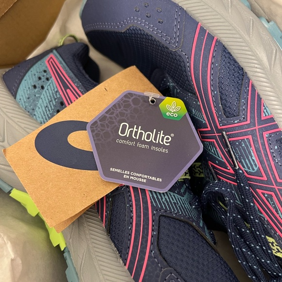 NWT ASICS Women’s- Gel Venture 9 Trial Running Shoes. - Picture 3 of 9